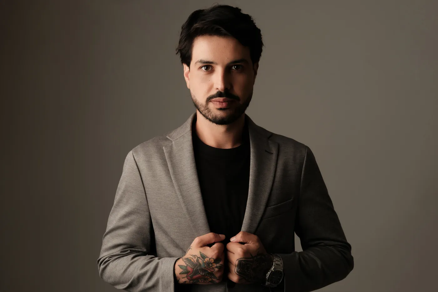 Dr. Jonas Ferro de blazer, em retrato de frente